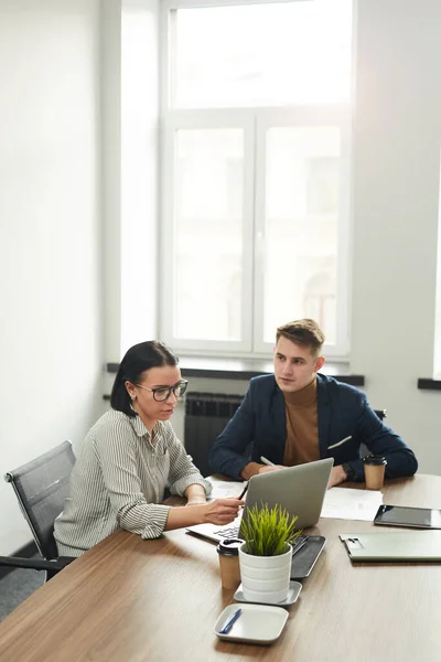 Persone che discutono di presentazione online — Foto Stock