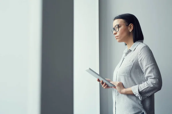 Bizneswoman korzystająca z tabletu cyfrowego — Zdjęcie stockowe