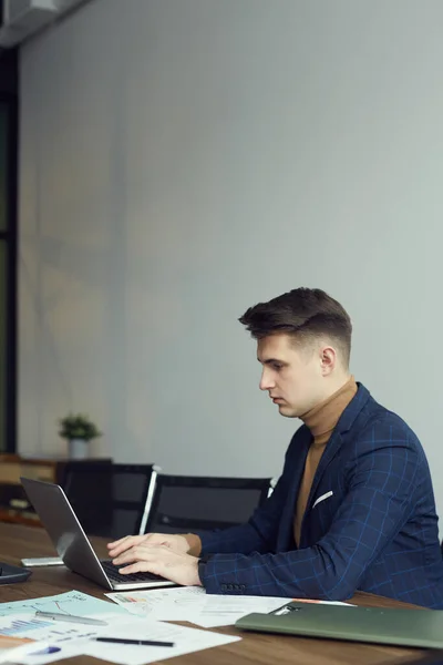 Travailleur de bureau utilisant un ordinateur portable — Photo