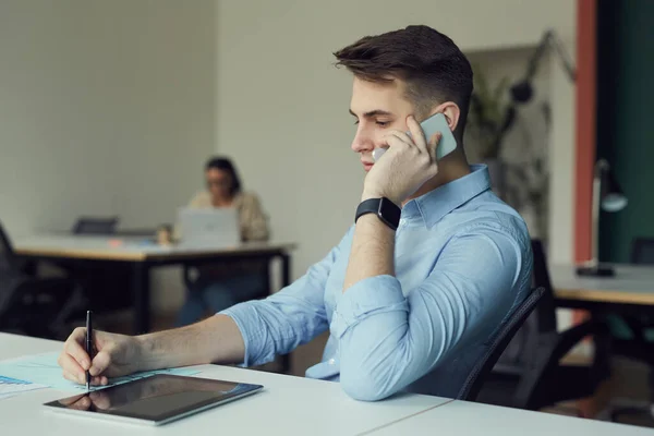 Empresário falando ao telefone — Fotografia de Stock