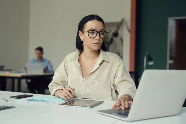 Mujer trabajando en la oficina — Foto de Stock