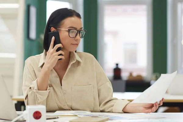 Üzletasszony elfoglalt a telefonban. — Stock Fotó