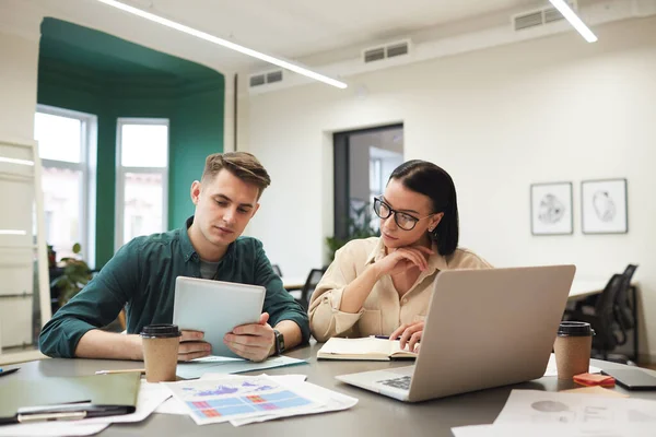 Uomini d'affari che lavorano in squadra — Foto Stock