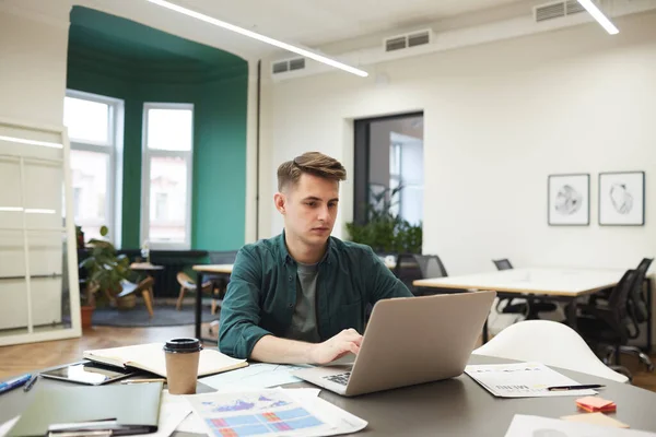 Biznesmen pracujący online na laptopie — Zdjęcie stockowe