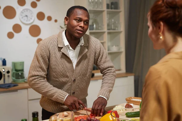 Hombre cocinando en la cocina — Foto de Stock