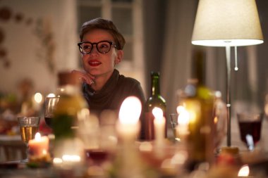 Tatil masasında oturan kadın.