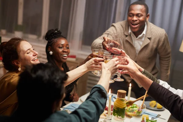 Menschen stoßen mit Wein an — Stockfoto