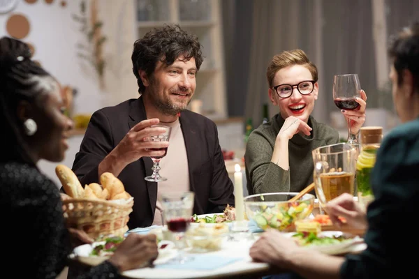 Друзья пьют вино за столом — стоковое фото