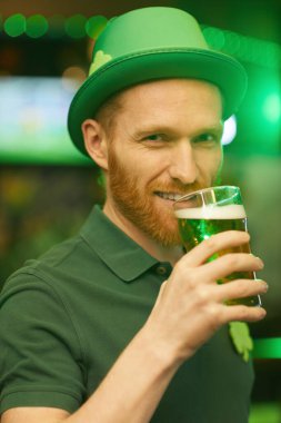 Barda bira içen adam.