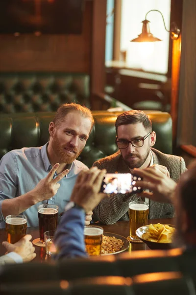 Retrato de amigos en el bar — Foto de Stock