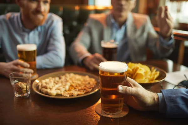 Beber cerveza con aperitivos — Foto de Stock