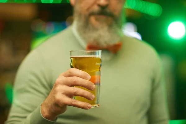 Людина з пивом — стокове фото