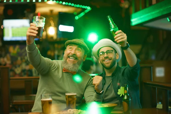 Gente divirtiéndose en el bar — Foto de Stock