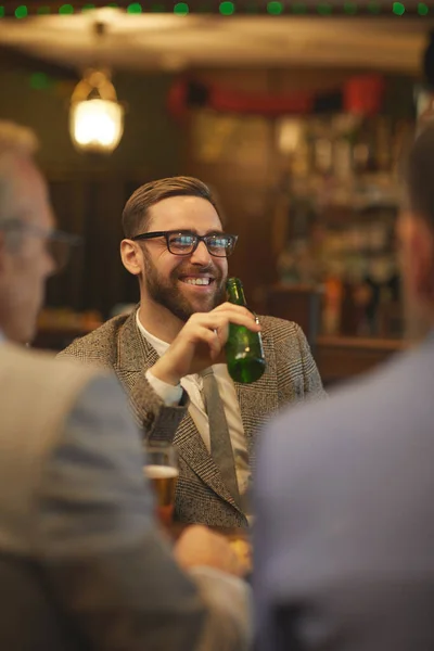 Hombre bebiendo cerveza durante una reunión — Foto de Stock