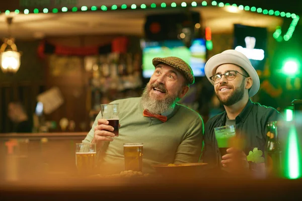 Hombres sentados en bar deportivo — Foto de Stock