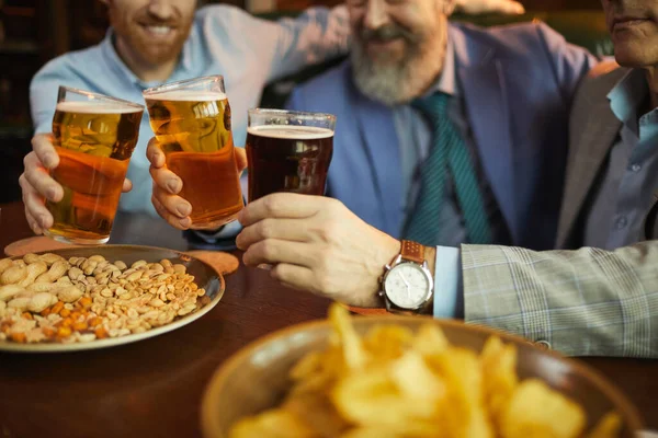 Gente celebrando en el pub — Foto de Stock