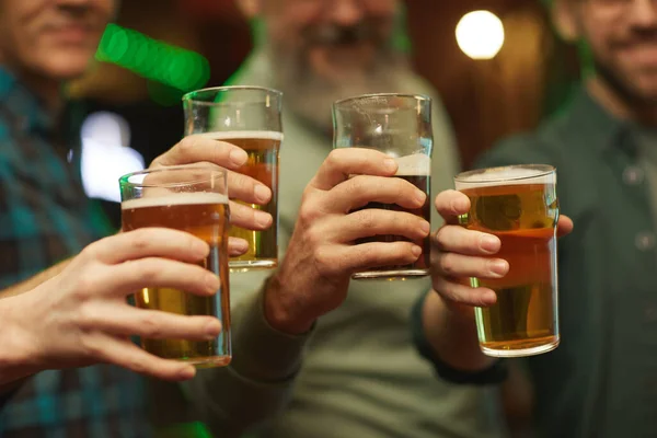 Lidé s sklenicemi piva — Stock fotografie
