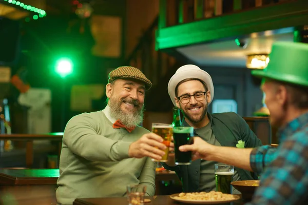 Gente celebrando en el pub — Foto de Stock