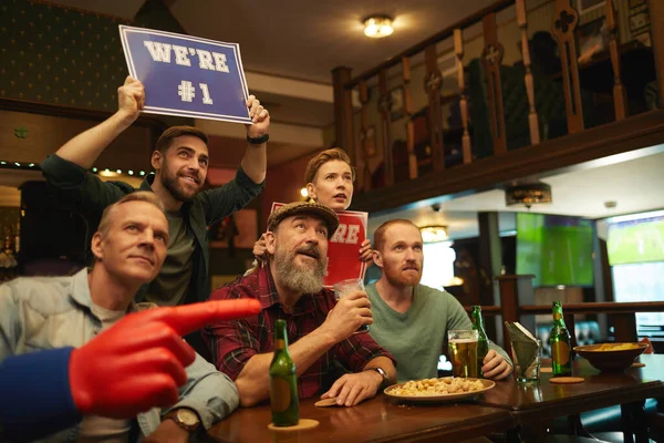 Gruppo di tifosi di calcio al bar — Foto Stock