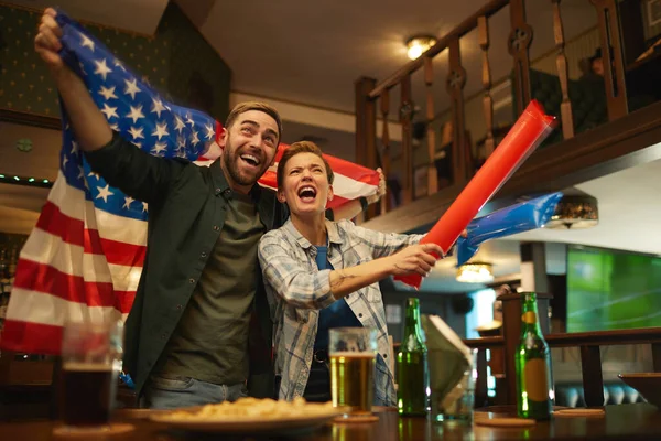 Pareja americana en bar deportivo — Foto de Stock