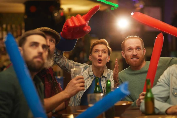 Voetbalfans in de pub — Stockfoto