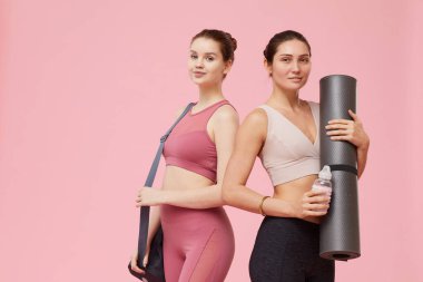 İki kadın birlikte çalışıyor.