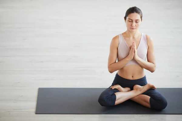 Женщина расслабляется во время йоги — стоковое фото