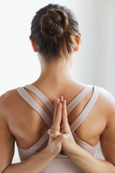 Flexibilní žena medituje — Stock fotografie