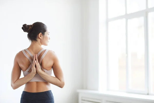 Femme de yoga dans la classe — Photo