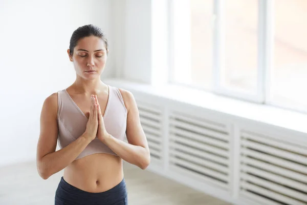 Mujer relajándose durante el yoga — Foto de Stock