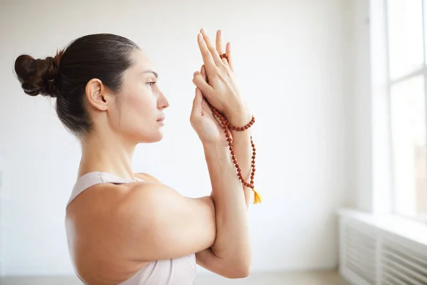 Fit mujer haciendo yoga —  Fotos de Stock