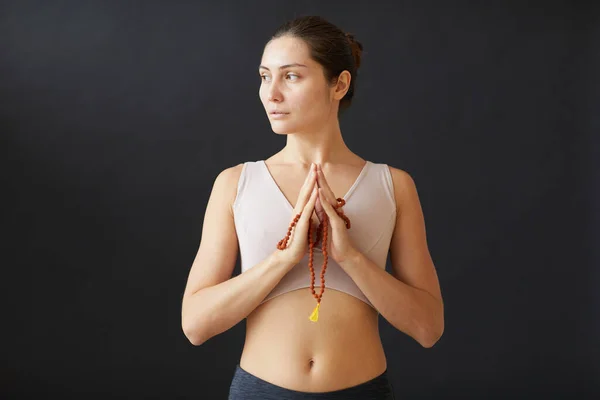 Vrouw in yoga pose — Stockfoto
