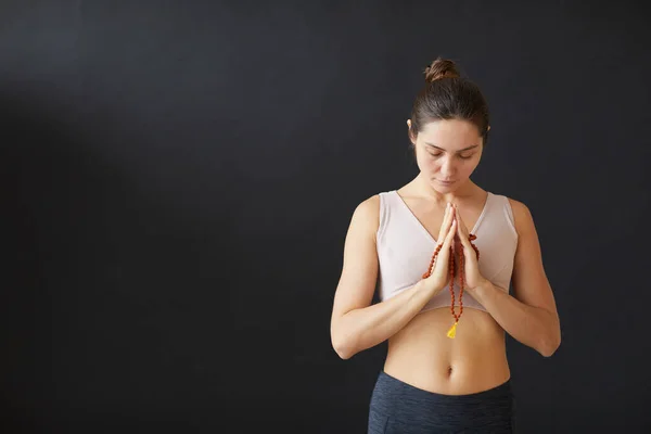 Yoga mujer relajante —  Fotos de Stock