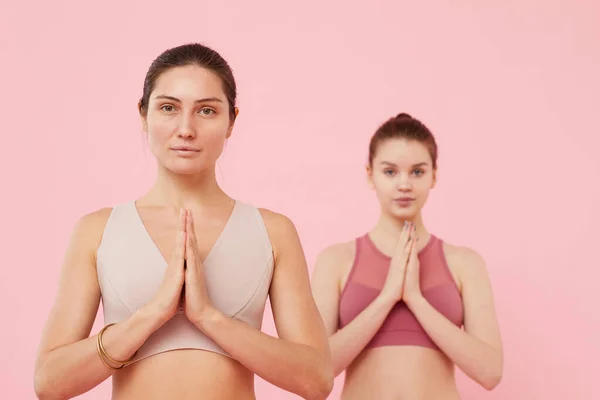 Женщины практикующие йогу — стоковое фото