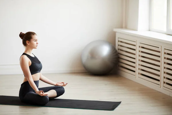 Treinamento esportivo em health club — Fotografia de Stock