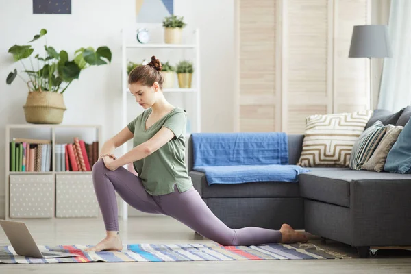 Vrouw die thuis online traint — Stockfoto