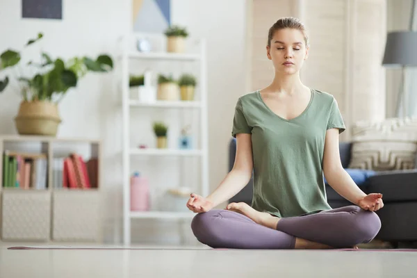 Kadın evde meditasyon yapıyor. — Stok fotoğraf