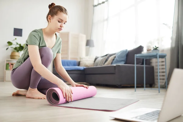 Vrouw die zich thuis op yoga voorbereidt — Stockfoto