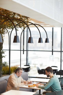 İnsanlar kafede çay içiyor.