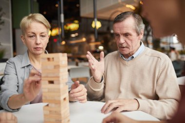 Jenga 'da oynayan olgun çift