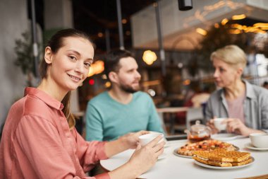 Kadın öğle yemeği yiyor.