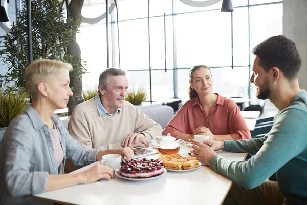 Family eating together in cafe — Stock Photo, Image