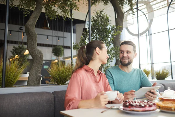 Jong stel zit in cafe — Stockfoto