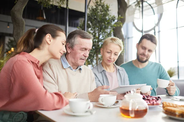 Famiglia utilizzando tablet digitale — Foto Stock