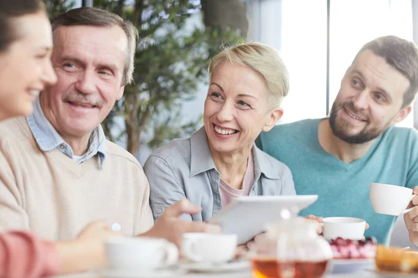 Famiglia felice avere la conversazione — Foto Stock