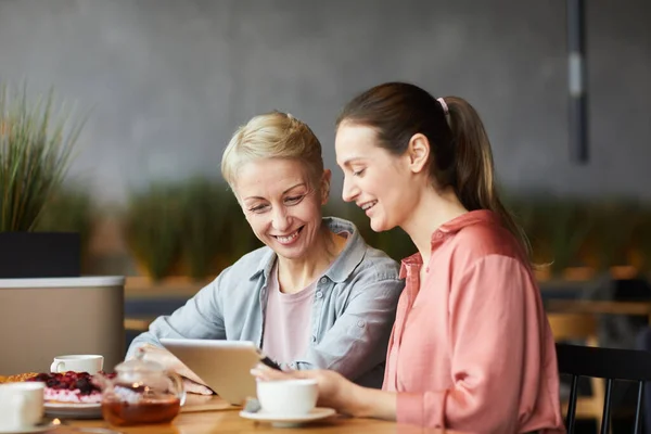 Deux femmes utilisant le comprimé pc — Photo