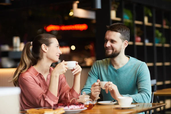 Cuplul are o întâlnire în cafenea — Fotografie, imagine de stoc