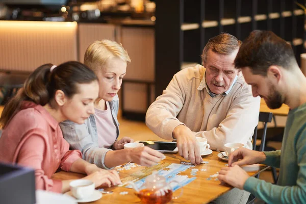 Leisure games with family — Stock Photo, Image