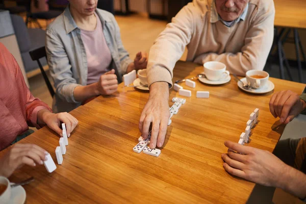 Pessoas jogando em jogos de tabuleiro — Fotografia de Stock