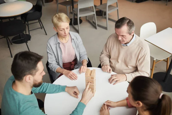 Familie spielt in Jenga — Stockfoto